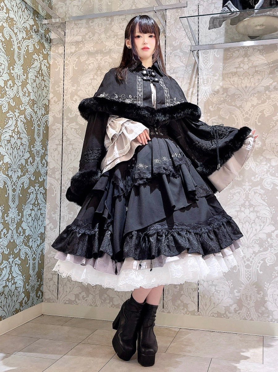 ozz_yaechika's tweet photo. new arrival
─ 𝑽𝒊𝒍𝒍𝒂𝒊𝒏𝒆𝒔𝒔 𝑬𝒍𝒆𝒈𝒂𝒏𝒄𝒆 ─
闇に咲く気高き美しさ🥀
✦2wayマント🖤🩶
✦スカート🖤
薔薇刺繍が映える2wayマントとアシンメトリーなスカート
気品とダークな魅力を纏う一着

🕯Yaechikaの小さな異世界にて
🕰10:00〜20:00｜Tax-free対応
#ozzon #東京駅 #八重洲 #Gothic https://t.co/Sm1jqKHWpw