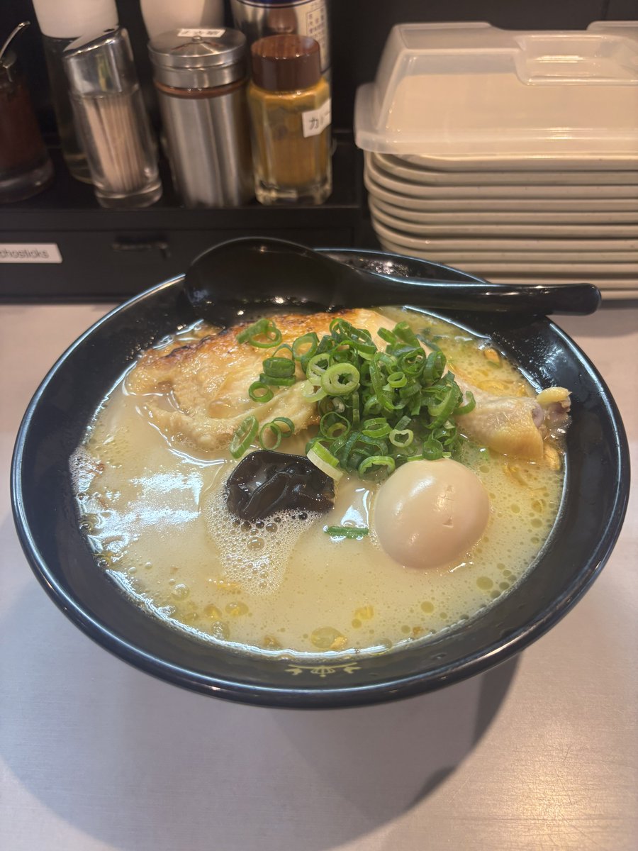 akibaharaweb's tweet photo. 【知名度Ｂ】

鶏王けいすけ 秋葉原店

備考 :  骨付き鶏モモ肉が丸ごと入った鶏白湯
もも肉がスープを吸い込んでてうめえんだ。
スープの上でもも肉を食うと落とした時、大惨事になるから別皿の上でむしゃぶりつくのがコツだよ。

#秋葉原 #アキバ #AKIBA #akihabara #秋葉原ランチ #秋葉原グルメ https://t.co/l4xGBLaq3t