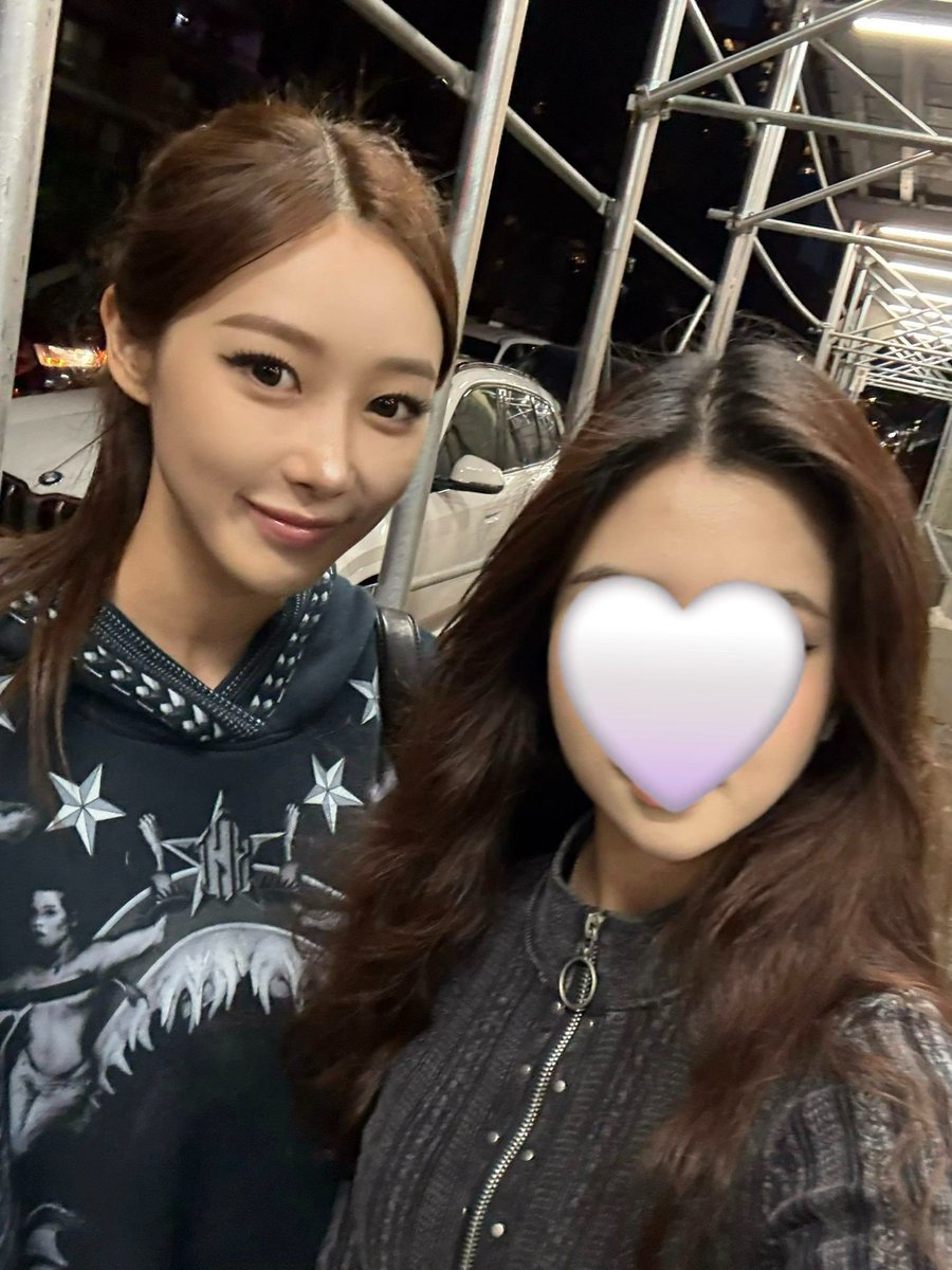 aeriminded's tweet photo. op met giselle and ningning right outside the nyu library and got to take pic with them!

📹 黑加仑 https://t.co/Lvo42i4MSv