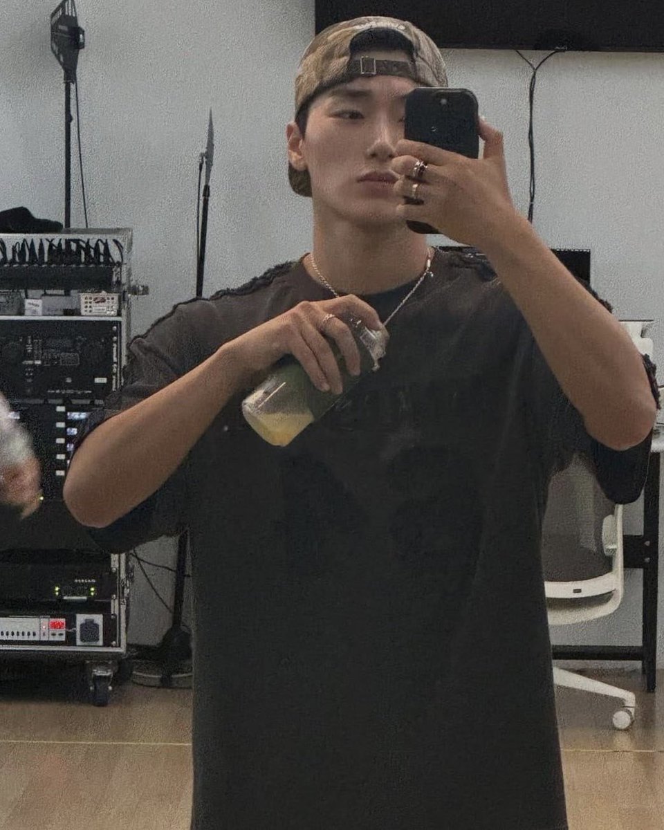 evrthrea's tweet photo. not every man can pull off the backwards cap look, san isn’t like every man https://t.co/VtaMQjgtIX
