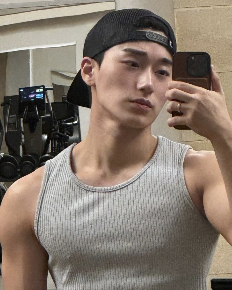 evrthrea's tweet photo. not every man can pull off the backwards cap look, san isn’t like every man https://t.co/VtaMQjgtIX