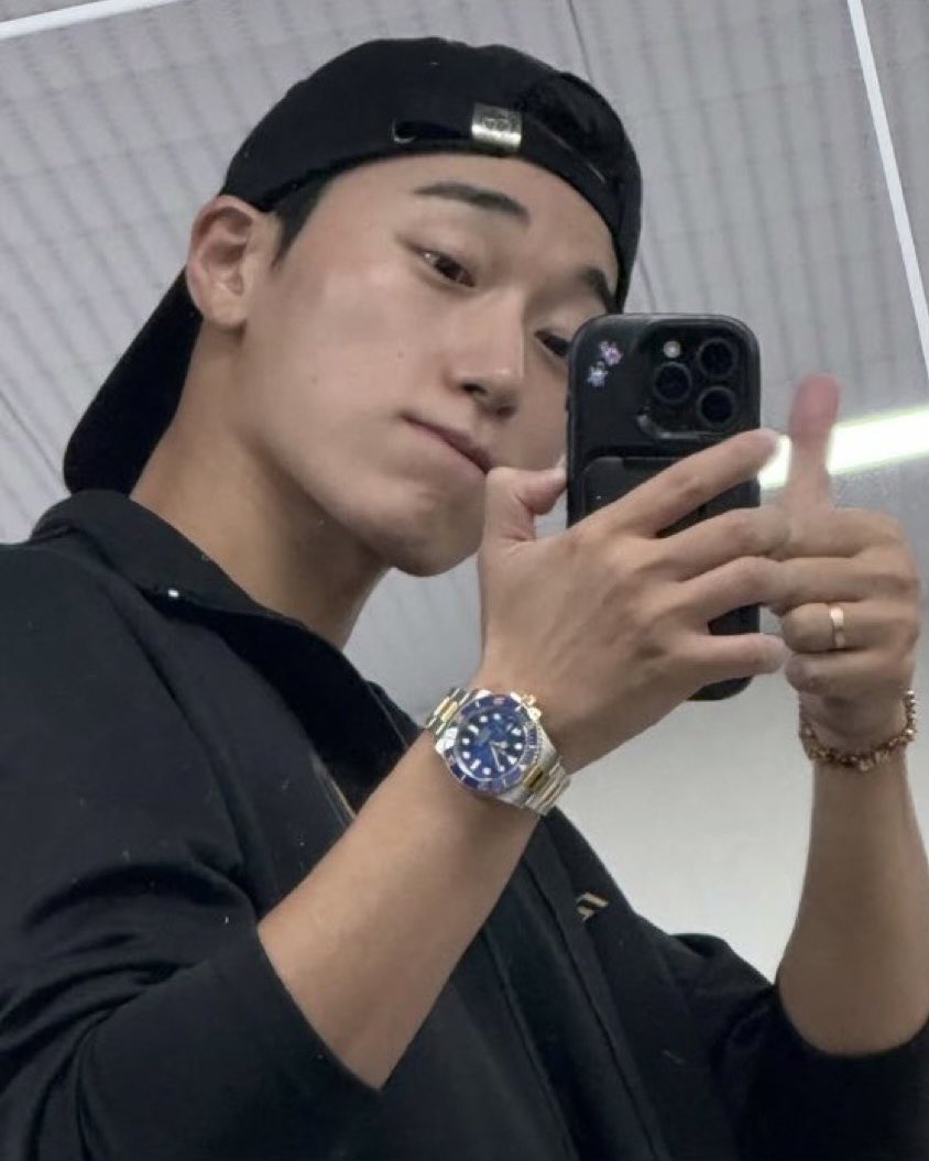 evrthrea's tweet photo. not every man can pull off the backwards cap look, san isn’t like every man https://t.co/VtaMQjgtIX