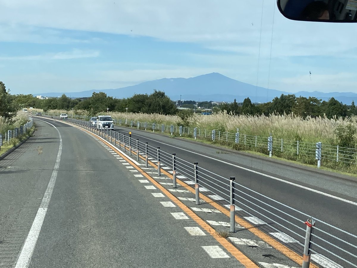BonjourKohei's tweet photo. 仙台を経由して庄内に向かっている。今回は…出羽富士がお出迎えしてくれました🗻 https://t.co/pOzQ8UZ3c8