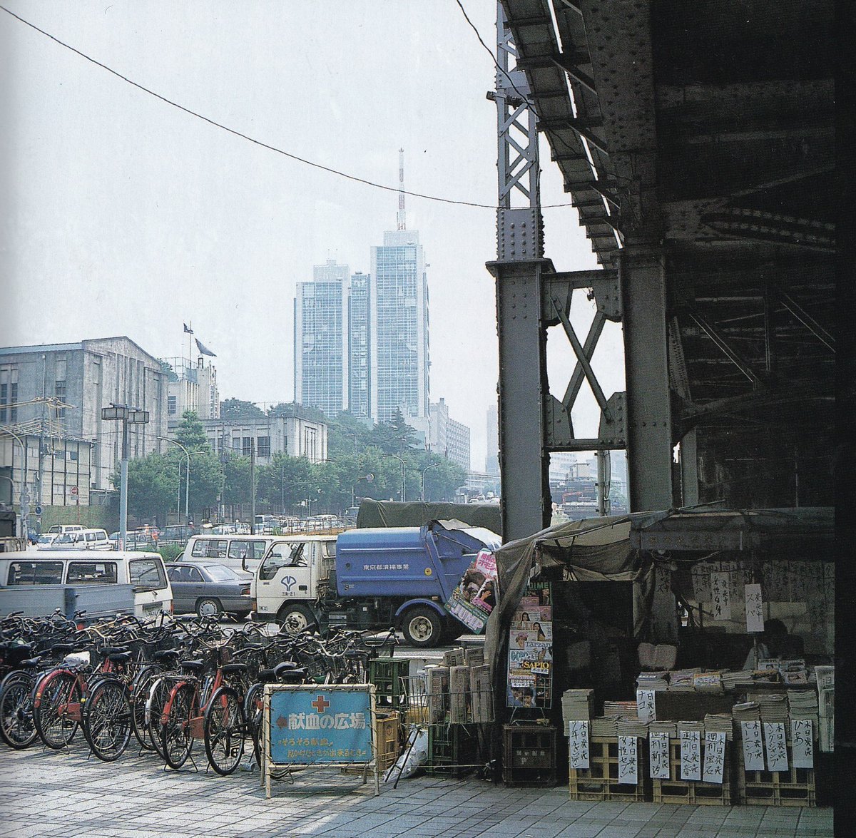 TIMEkxgms's tweet photo. 1991年　水道橋駅東口と現在
今は駅前の雑誌売り場は見ませんね https://t.co/1ZDxKTyYKN