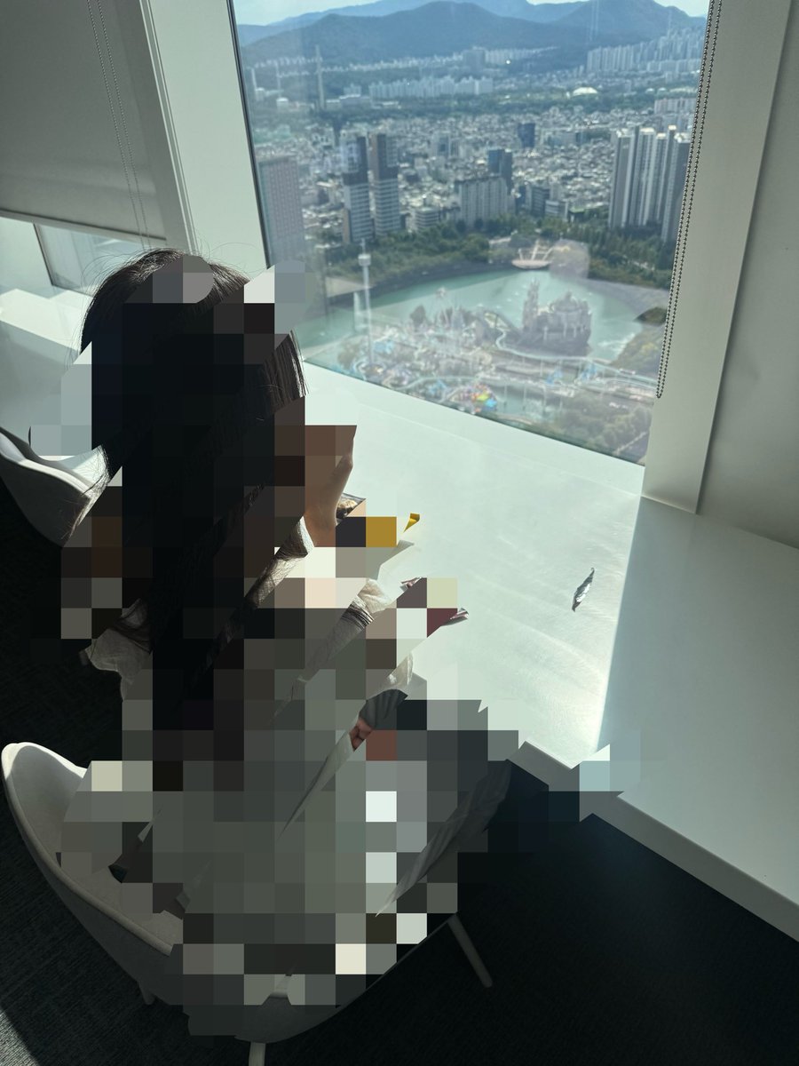 rotlqkftwt's tweet photo. 너므졸려서 커피마시러오ㅓㅅ는데 얼음이없대서 20분동안 과자먹으면서 기다렷더니 배불러서 더 졸려짐 어떻헤::..... https://t.co/QcJHdi5GHd