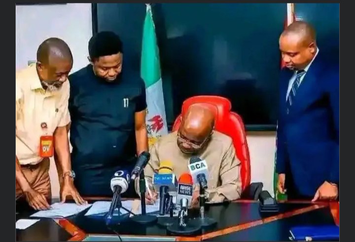 Neduprince11's tweet photo. Just in!

Abia State Gov. Alex C. Otti Signs The Much Needed Educational Reforms Bill:

-School Leaving Certificate now cost #2000 only.

-No switching of schools in SS2. 

-Where you did your SS2 is where you're writing WAEC/NECO.

-Nobody registers for WAEC/NECO without passing a Government-set examination: Government Centralized Exam (GCE). 

-Textbooks are reusable.
No more doing homeworks inside textbooks, prompting new students to buy fresh textbooks each term. Families who have many kids can now have their children inherit textbooks from their siblings. 

-No extravagant graduation ceremony for nursery and primary students. 

All these directives, which are aimed at curbing extortion of parents, making quality education more affordable, apply to both public and private schools in Abia State.