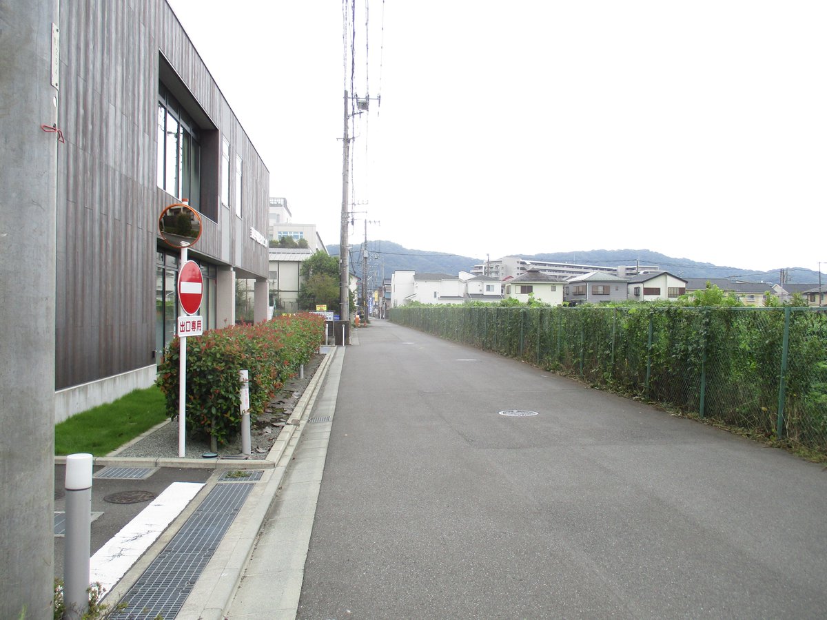 michirepo's tweet photo. 2026年8月10日18時08分に通報があった南原一丁目地内の【街路樹の枝が伸びている】について、対応が完了しました。安心・安全なまちづくりにご協力くださりありがとうございます。#みちれぽ #平塚市道路通報システム #平塚市 https://t.co/fyeIk2y7te