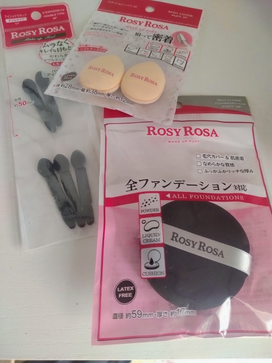 EveMinamoto's tweet photo. ROSY  ROSAのパフとか今頃流行りだしたのかー😧
１年前から使ってたんだけどなぁ…🤔

他にも前から使ってて今頃流行⁉️っていうの多い😓

ロージーローザはパフにリキッドファンデとかが染み込まないで、肌にだけつけられるっていうのがいいんですよね🤗🤍🩷🤍

#ROSYROSA  #ロージーローザ https://t.co/FAfLY4IYKo