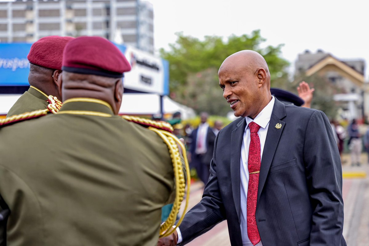 NPSOfficial_KE's tweet photo. 𝗡𝗣𝗦 𝗡𝗘𝗪𝗦 𝗨𝗣𝗗𝗔����𝗘: 𝗜𝗚 𝗞𝗔𝗡𝗝𝗔 𝗔𝗥𝗥𝗜𝗩𝗘𝗦 𝗔𝗧 𝗡𝗣𝗖 𝗘𝗠𝗕𝗔𝗞𝗔𝗦𝗜 '𝗕' 𝗖𝗔𝗠𝗣𝗨𝗦 𝗔𝗛𝗘𝗔𝗗 𝗢𝗙 𝗥𝗘𝗖𝗥𝗨𝗜𝗧𝗦' 𝗣𝗔𝗦𝗦𝗜𝗡𝗚-𝗢𝗨𝗧 𝗣𝗔𝗥𝗔𝗗𝗘

The Inspector-General of the National Police Service, Mr. Douglas Kanja, MGH, CBS, OGW, has arrived at the National Police College, Embakasi 'B' Campus, ahead of today's passing-out ceremony.

The IG was received at the institution by DIG-KPS, Mr. Eliud Lagat; DIG-APS, Mr. Gilbert Masengeli; Director DCI, Mr. Mohamed Amin; GSU Commandant, Mr Johanna Tonui, AIG; among other senior NPS officers.

Today's Passing-Out Parade will be officially presided over by His Excellency Dr. William Samoei Ruto, CGH, President of the Republic of Kenya and Commander-in-Chief of the Defence Forces.