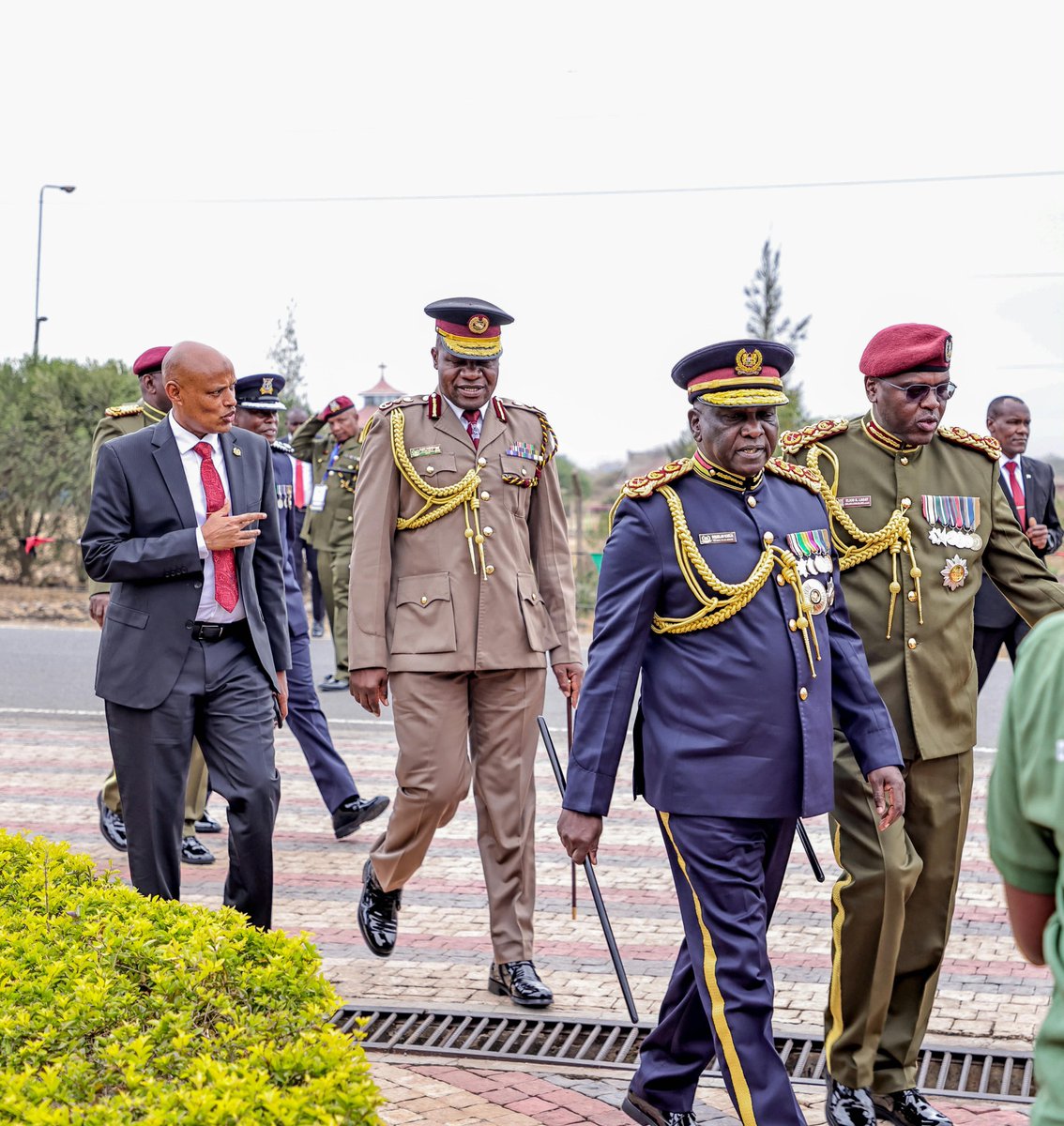 NPSOfficial_KE's tweet photo. 𝗡𝗣𝗦 𝗡𝗘𝗪𝗦 𝗨𝗣𝗗𝗔����𝗘: 𝗜𝗚 𝗞𝗔𝗡𝗝𝗔 𝗔𝗥𝗥𝗜𝗩𝗘𝗦 𝗔𝗧 𝗡𝗣𝗖 𝗘𝗠𝗕𝗔𝗞𝗔𝗦𝗜 '𝗕' 𝗖𝗔𝗠𝗣𝗨𝗦 𝗔𝗛𝗘𝗔𝗗 𝗢𝗙 𝗥𝗘𝗖𝗥𝗨𝗜𝗧𝗦' 𝗣𝗔𝗦𝗦𝗜𝗡𝗚-𝗢𝗨𝗧 𝗣𝗔𝗥𝗔𝗗𝗘

The Inspector-General of the National Police Service, Mr. Douglas Kanja, MGH, CBS, OGW, has arrived at the National Police College, Embakasi 'B' Campus, ahead of today's passing-out ceremony.

The IG was received at the institution by DIG-KPS, Mr. Eliud Lagat; DIG-APS, Mr. Gilbert Masengeli; Director DCI, Mr. Mohamed Amin; GSU Commandant, Mr Johanna Tonui, AIG; among other senior NPS officers.

Today's Passing-Out Parade will be officially presided over by His Excellency Dr. William Samoei Ruto, CGH, President of the Republic of Kenya and Commander-in-Chief of the Defence Forces.