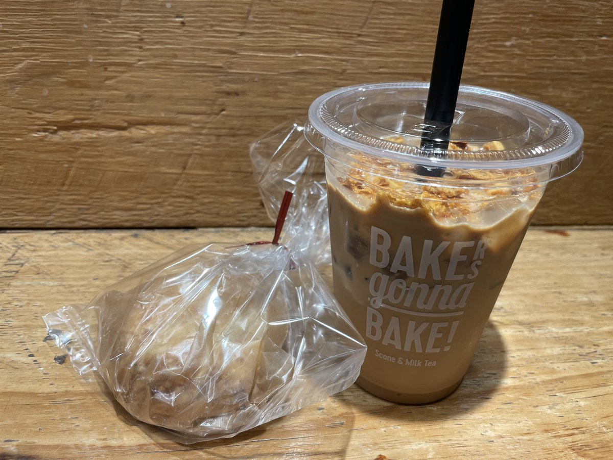 pashitaro's tweet photo. 健康診断、終わったーー‼️複数回、原宿を徘徊した結果、何とか体重は折り合いを付けられた。新宿のルミネにできたBAKERS gonna BAKE!に来たよ✨東京駅まで行ったろうかと思うほど気になっていたのさ。おかずスコーンもあって痒いところに手が届くわ👏ハニカムトフィーミルクティー、美味〜😋 https://t.co/7r0MDfVmhA