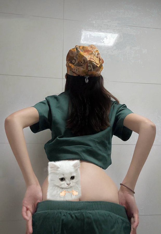 dpmimar's tweet photo. 最近上班发现后门一个没有监控的死角可以拍点特别的照片，就是最近好像吃的有点多了，屁股越来越大啦~
有人想要捏一把嘛，报名后门见😈 https://t.co/K8ach63htz