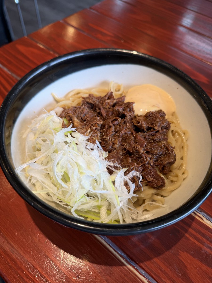 tigerpunch_2024's tweet photo. 本日より限定
『牛すじ肉パンチ』
販売します‼️

油虎で出店してきた数々のイベントで
大好評頂いてる牛すじ肉パンチ油そばを
タイガーパンチ仕様に変えて販売いたします❗️
・食べるラー油
・刻みニンニク
こちらは別皿にてご提供いたします！

ぜひご賞味ください👊🐮

本日のご来店お待ちしてます‼️ https://t.co/tkRw8WTeIi
