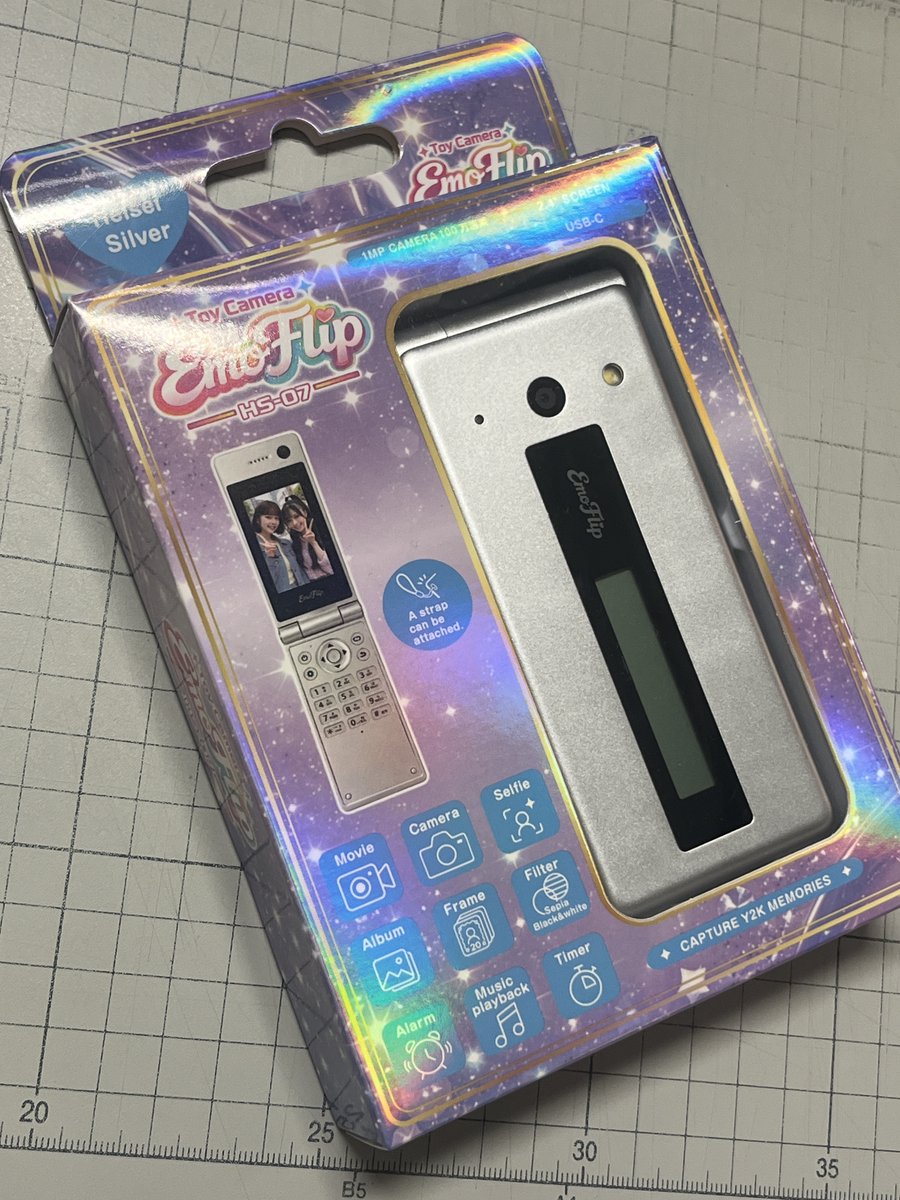 Gin2_tweet's tweet photo. 今話題のガラケー型トイカメラ「EmoFlip（エモフリップ）HS-07」のHeisei Silver…買っちゃった…‼
撮影写真アップしたいけどmicroSDがない😭
平成に取り残されしみぢすぐマン…しばらくこれで遊び倒してしまいそう…

#ガラケー #トイカメラ #平成 #EmoFlip https://t.co/nXcdngTjQo