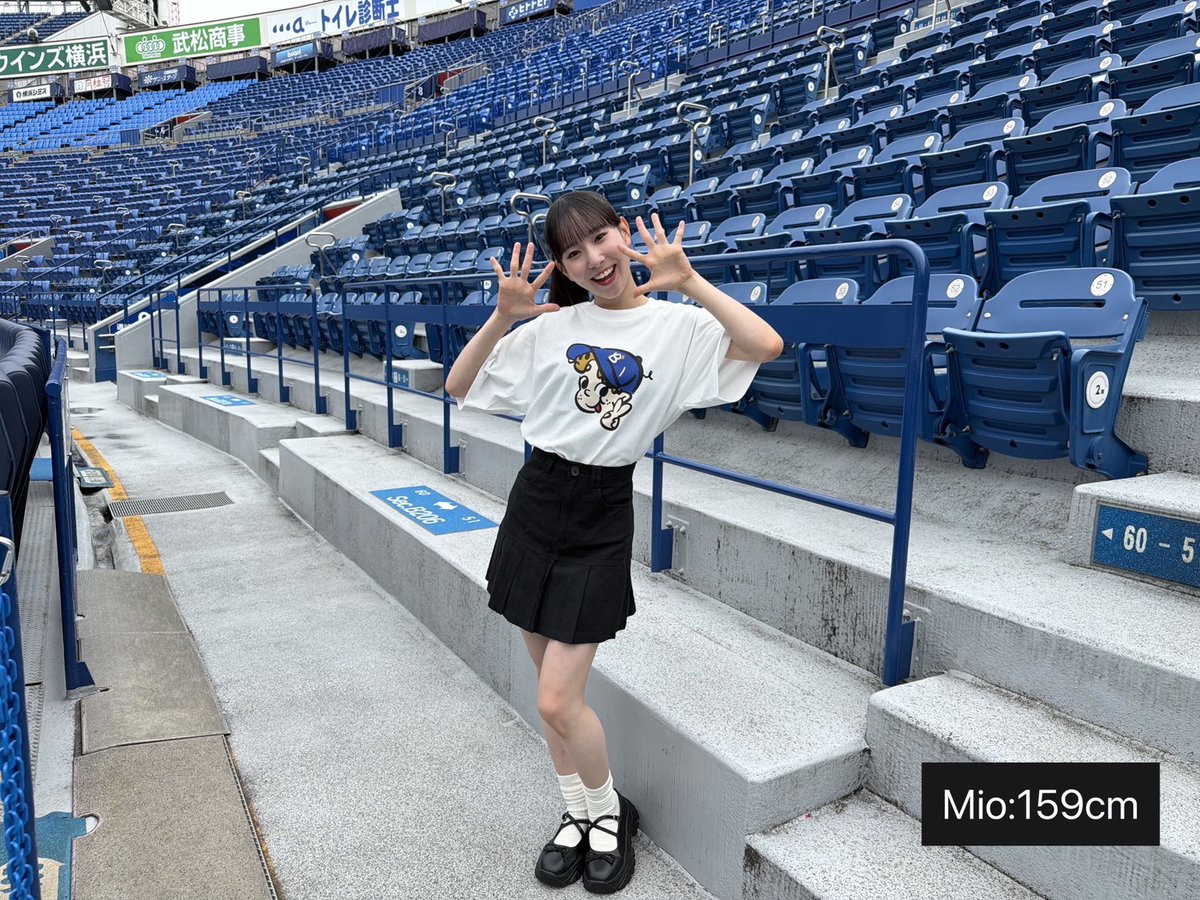 ydb_yokohama's tweet photo. オフィシャルパフォーマンスチーム #diana メンバーの着こなしを披露👚✨
Tシャツやスエットなど様々なアイテムがラインナップ🙌

着用サイズ：すべてSサイズ

#baystars https://t.co/IHydCw6RWX
