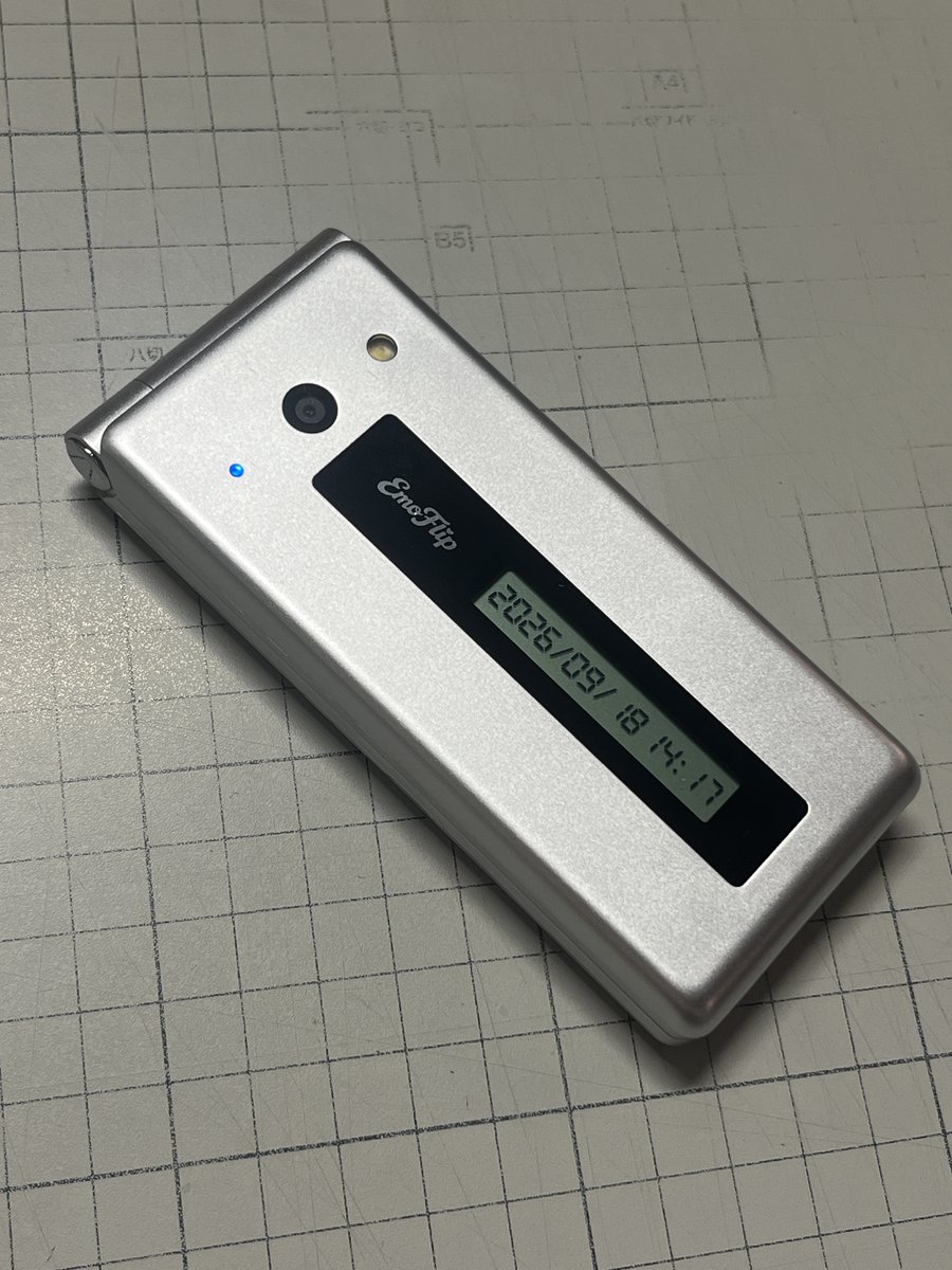 Gin2_tweet's tweet photo. 今話題のガラケー型トイカメラ「EmoFlip（エモフリップ）HS-07」のHeisei Silver…買っちゃった…‼
撮影写真アップしたいけどmicroSDがない😭
平成に取り残されしみぢすぐマン…しばらくこれで遊び倒してしまいそう…

#ガラケー #トイカメラ #平成 #EmoFlip https://t.co/nXcdngTjQo