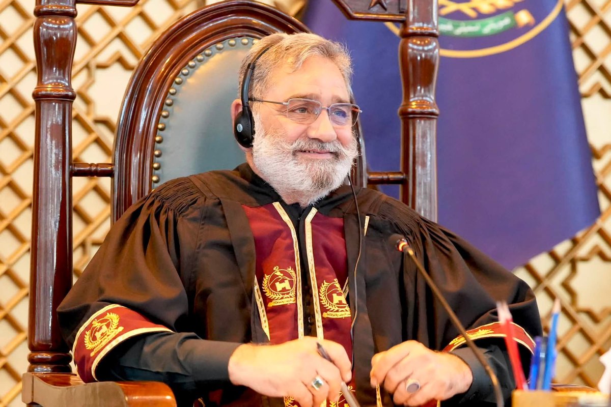MeFaheem's tweet photo. سپیکر خیبر پختونخوا بابر سلیم سواتی کا قابل فخر کارنامہ اور شرمناک عمل

کامن ویلتھ پارلیمانی کانفرنس سائوتھ افریقہ میں سپیکر بابر سلیم سواتی نے ’’اکوالٹی اینڈ ڈائورسٹی ایوارڈ‘‘ جیت لیا 
یہ ایوارڈ خیبر پختونخوا اسمبلی میں ادارہ جاتی اصلاحات اورتنوع لانے کے اعتراف میں دیا گیا 
خواتین،بچوں ، اقلیتوں اور واٹر اینڈ سینی ٹیشن کیلئے پارلیمانی کاکس قائم کیا گیا جو ایشیا میں اپنی نوعیت کی پہلی کاکس ہے
لیکن
یہ ایوارڈ وصول کرنے کیلئے بابر سلیم سواتی سائوتھ افریقہ نہ جا سکے
بابر سلیم سواتی کا پاسپورٹ بلاک ہے اور وہ ملک سے باہر نہیں جا سکتے