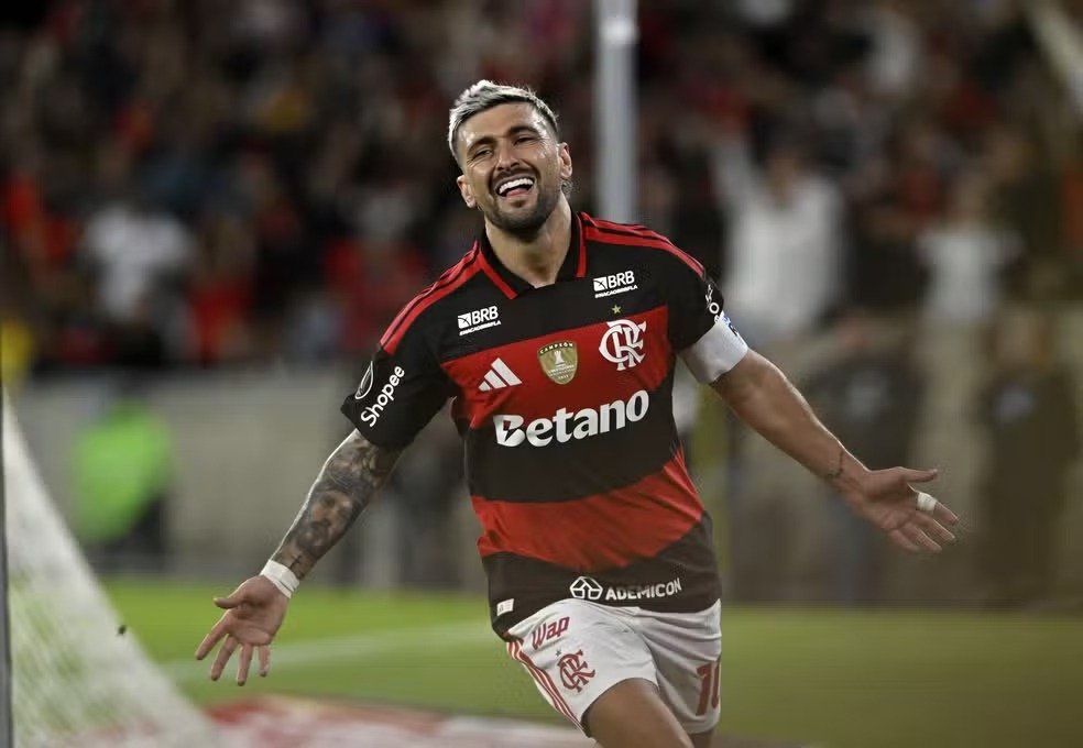 Flamengo_com_pl's tweet photo. 💪 Flamengo po raz ósmy w historii awansowało do półfinału Copa Libertadores. Po zwycięstwie 2:0 w Quito, Rubro-Negro zremisowali 1:1 z Independiente del Valle na Maracanie i zameldowali się w kolejnej rundzie. 

🏆 Klub z Rio de Janeiro ma znakomity bilans w ostatnich występach na tym etapie, ponieważ w czterech poprzednich półfinałach, w 2019, 2021, 2022 i 2025 roku, za każdym razem awansował do finału. 

📊 Ósmy półfinał pozwolił Flamengo wyprzedzić Internacional wśród brazylijskich klubów, podczas gdy liderem klasyfikacji pozostaje Palmeiras z 13 występami na tym etapie. 

#ligabrazylijska 

🔗 Więcej: https://t.co/QBqH6sEOr3