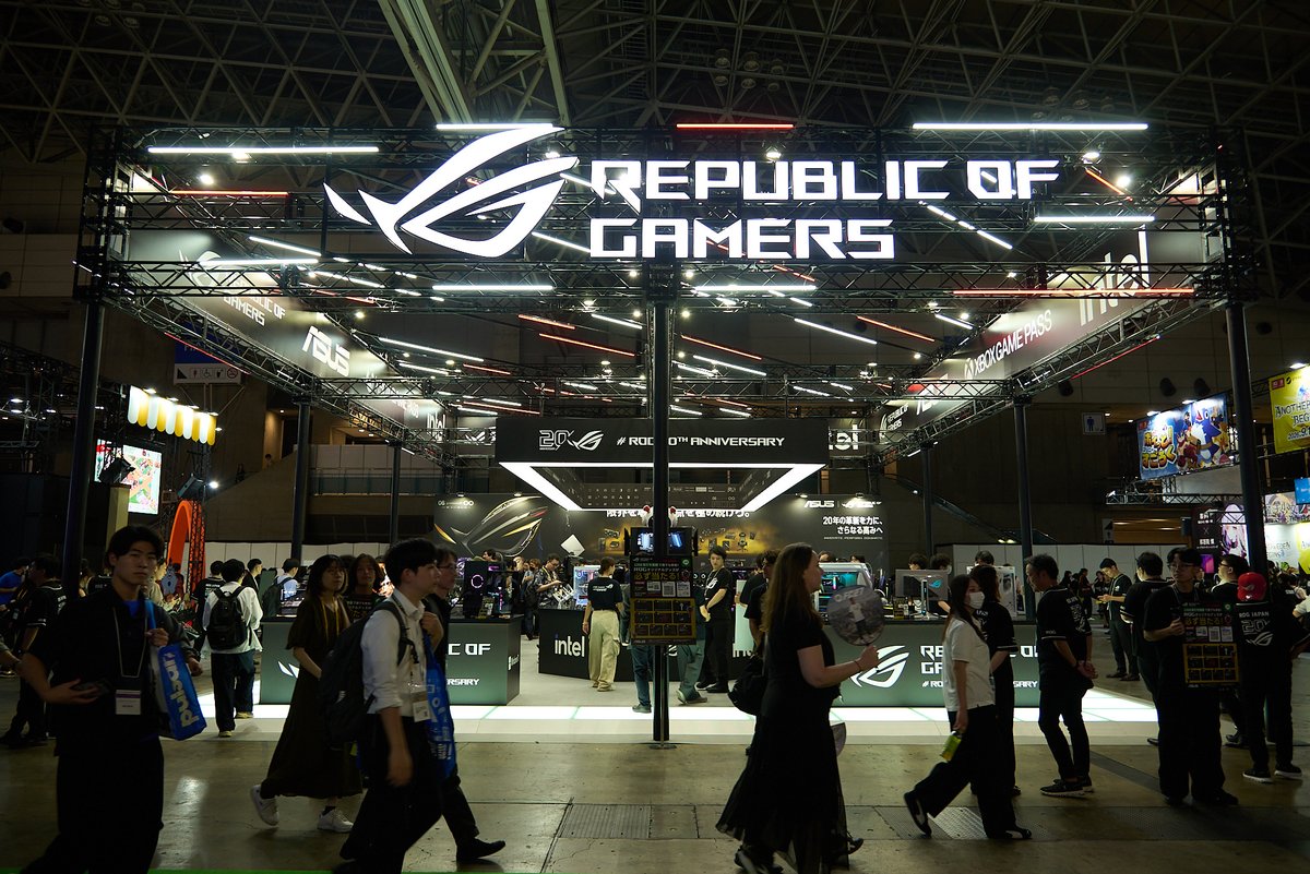 eSportsWorld_'s tweet photo. 【TGS2026情報】
ROG 20周年仕様のASUSブースをレポート🎮

🖥️720HzのOLEDモニターを国内初披露
🕹️8Kポーリングレート＆スティック交換対応の新作パッド
✨ペリカン製ケース付きAllyなど金ピカの20周年モデルがズラリ
📍ホール06-N03

https://t.co/H6fLmO1Eyl https://t.co/wkIo587VZM