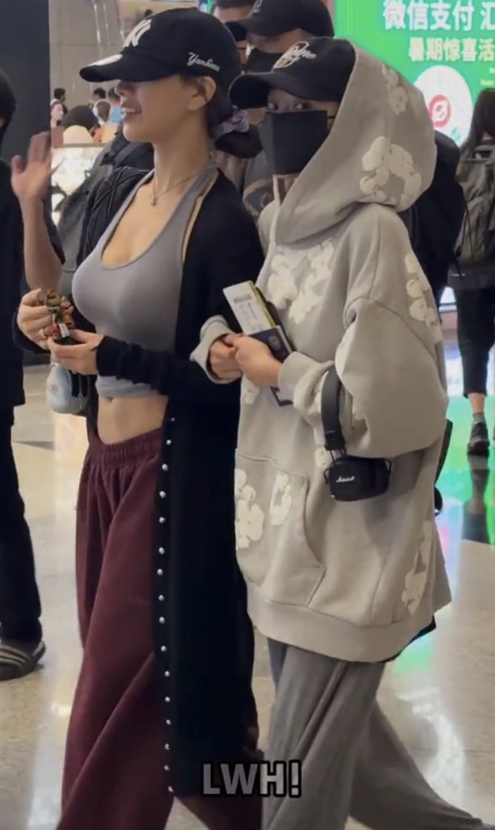 4kiofz's tweet photo. why is this giving short bf and tall gf 😭 https://t.co/kcZgBFkm8J