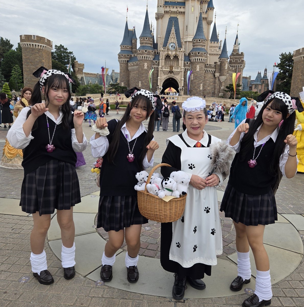 fDVooNPRqZxXVio's tweet photo. 101匹わんちゃんの仲間🐾①

撮影にご協力頂いた方々、ありがとうございました。

また、沢山の方々からのいいね♥️、リツイート🔁、メッセージ、本当にありがとうございました。

仮装してきて12年。
なのが起きたのか？？と、おばちゃんビックリしております😅😅😅

皆さん、みてくれてありがとう！ https://t.co/1BanUFxZiD