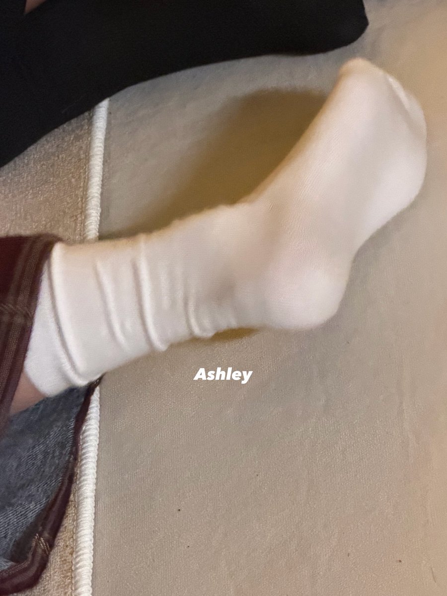 Valerie47066737's tweet photo. 已经半个月没穿凉鞋了
最近每天的OOTD都是各种靴子👢美但闷脚
攒了一堆臭袜子😅
之前找我买原味的傻逼们 赶紧把我的袜子请回家供起来 中秋节给你们的贱爹贱妈泡茶喝!
#原味 #闲置 https://t.co/GNMPHByziS