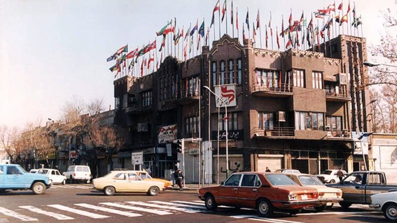 SaamGivrad's tweet photo. این ساختمان کریه [که امیدوارم چراغش همچنان خ��موش بماند و رونق از او دورباد] سال‌ها پیش ساختمان زیبای «ایران اسکرین» (ملقب‌به ساختمان پرچم) را از میان برد و با تعدی به #حریم بنای ثبت ملی مسجد فخرالدوله (عکس دوم و سوم) جداره تاریخی دروازه شمیران ��ا مخدوش و ملوث کرد. https://t.co/FBPC75cBAM