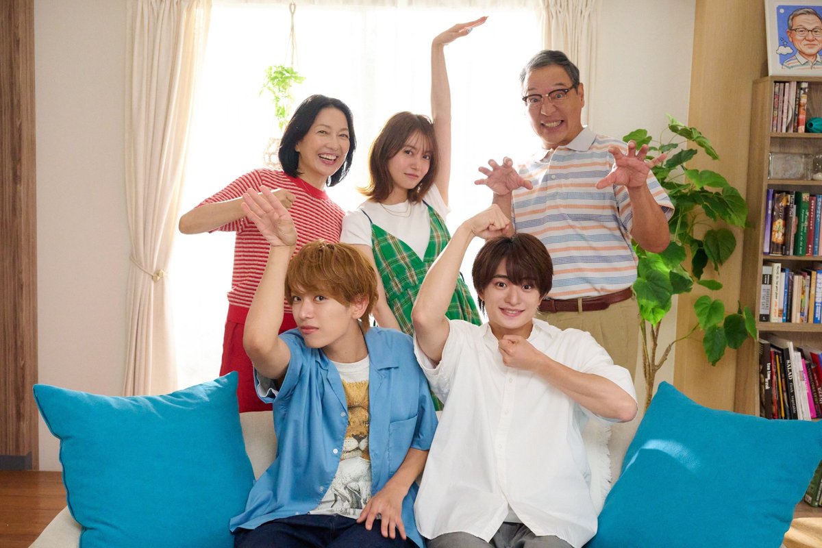 oshidoraEX's tweet photo. 【最終回TVerで無料配信中‼️】
☁#夏色の雲が恋と嵐をまきおこす⚡️

╍╍╍ ⛈️ ╍╍╍
 夏雲嵐off shot
╍╍╍ 🌻 ╍╍╍

5人で動物ポーズ🦁🦒

それぞれ好きな動物になりきってくださいました✨
5人が何の動物になっているか
ぜひ当ててみてくださいね🦩

そして動物といえば…
本日18時「#真夜中のZOO」
フル尺ウォッチパーティー開催日です‼️
お待ちしております🐼

#夏雲嵐
#深田竜生 #浮所飛貴 #ACEes
#田辺桃子 #井上肇 #羽田美智子