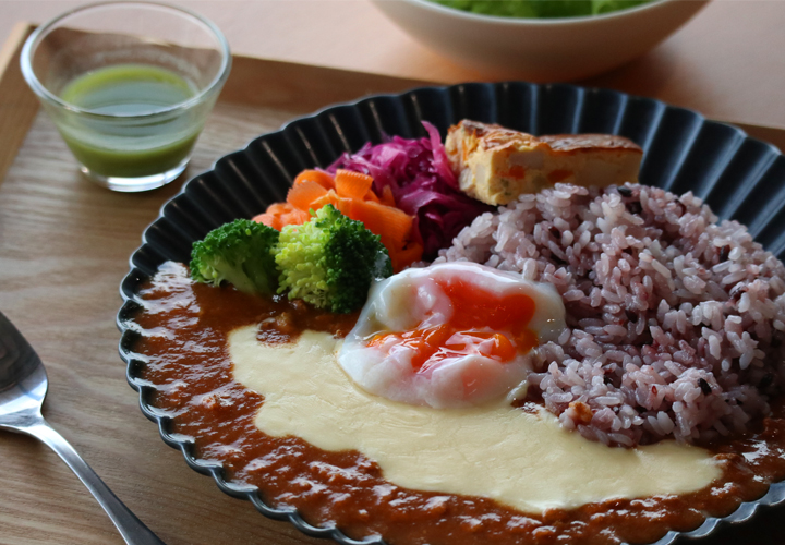 ontheumami's tweet photo. 旨み×スパイス×とろけるチーズ🧀✨
数量限定「とろ〜りチーズのキーマカレー」🍛
5種のブレンド和風だし×新潟県産トマトのベースに、国産鶏肉の旨みがギュッと詰まったスパイシーカレー
濃厚チーズ＆温玉を絡めて召し上がれ😋
サラダバー＆おかわりごはん付きです🥗   
#ランチ #新潟 #三条市 #カフェ https://t.co/rEVW6UcvJA
