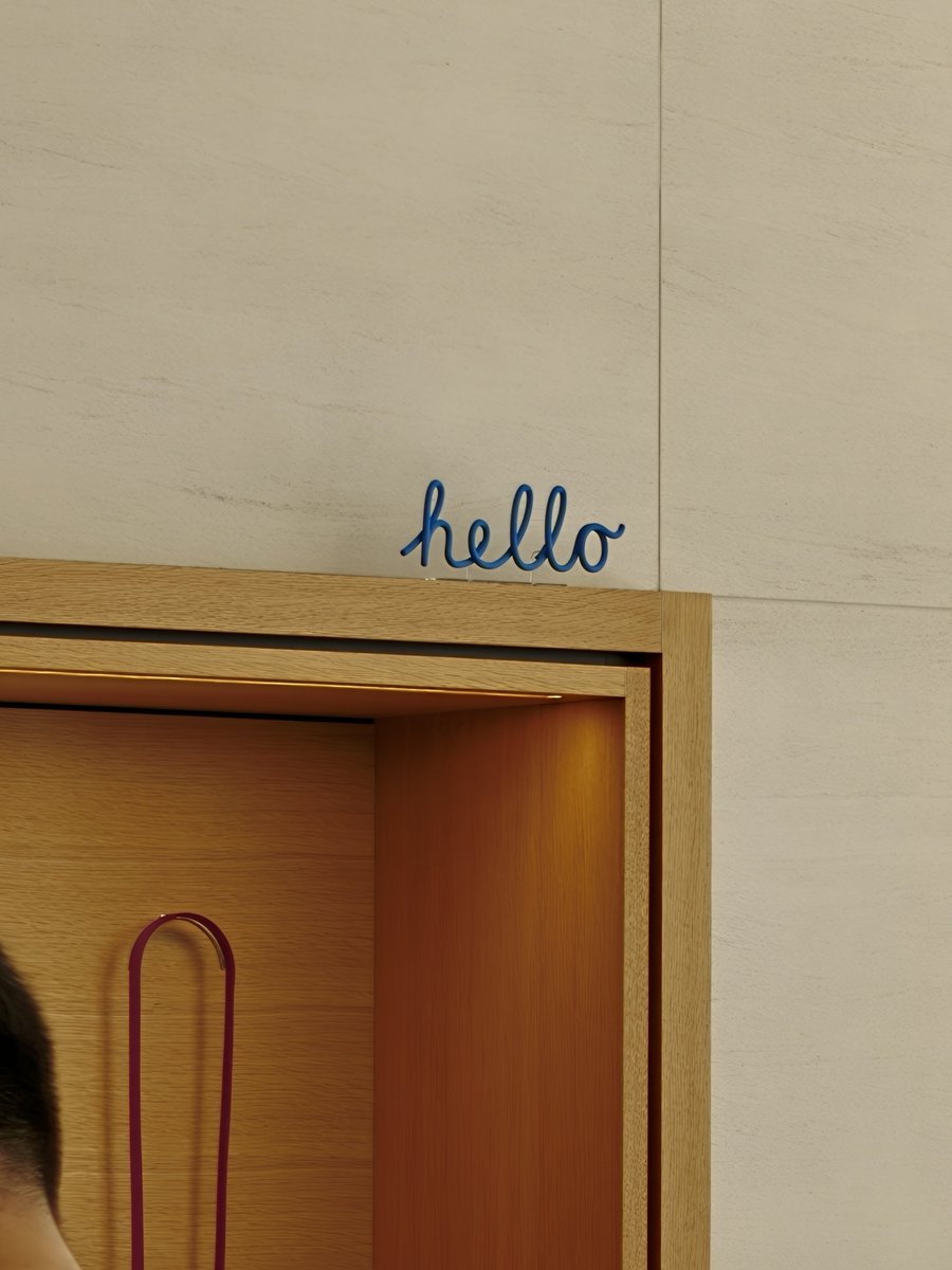 safaricheung's tweet photo. 小彩蛋：今天开始全球每家 Apple Store 都在各个角落藏有 “hello” 小立牌，供顾客体验 iPhone 18 Pro 8 倍光学变焦拍摄效果。#helloapple https://t.co/ey5yT1ZeCe