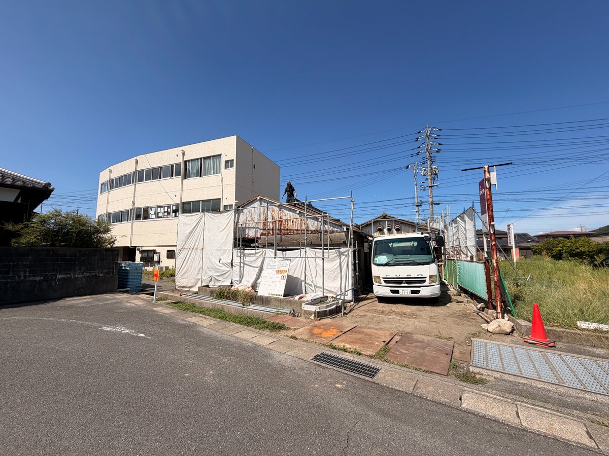 treck_2020's tweet photo. 防府市大字新田の解体作業順調に進んでいます！
当時は人気の食堂だったとか、、
壁に貼ってあるメニューは2度見してしまいました！ https://t.co/WGBFl0ryc0