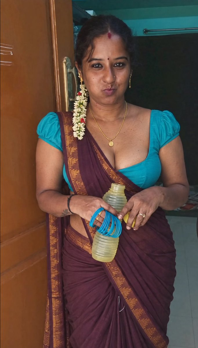 ShilpaRaj1993's tweet photo. என் ஆத்துக்காரர் ரொம்ப ஸ்ட்ரிக்ட்டா சொல்லிட்டார்... யார் ஆத்துக்கு வந்தாலும் நன்னா கவனிச்சு அனுப்புனு! அப்புறம் மறக்காம போன் பண்ணி அவா என் கவனிப்பை எப்படிலாம் அனுபவிச்சான்னு போன்ல விவரிக்கணுமாம்... https://t.co/YWPSqH9yle