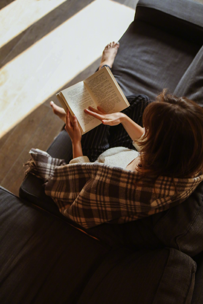 ShirleyRivdni8's tweet photo. Cozy weekend mode unlocked , soft playlist on, and no plans but to lounge with a good book. Life’s simple wins hit different ， https://t.co/ZnWL8alUY9