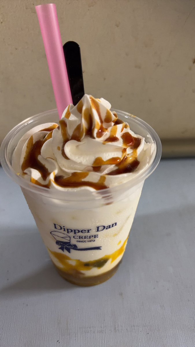 Ke_wA__Aw_eK's tweet photo. #クレープ日記
 モンブラン🌰とパンプキンクリームラテ🎃
ラテの上はソフトクリームかと思ったら���イップ…(だからフロートじゃなくラテなのか)
昨年無かったかぼちゃ餡の主張強め
これが素材の甘みというやつか？
(*´ч`*) https://t.co/eJgIQycTU6