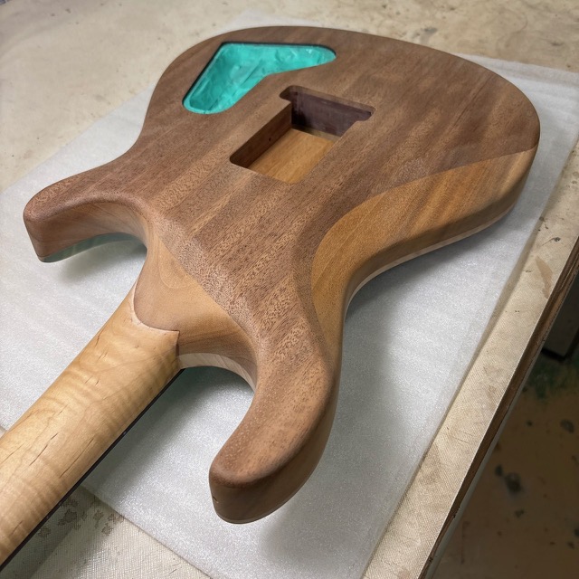 combat_guitars's tweet photo. 中が空洞化されているように見えないようにバック材をマホガニーできれいに貼り、研磨が終わりました。
これから塗装に入ります。
かなり軽量になりました。 https://t.co/1TCLNUbiir