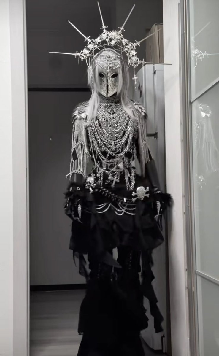crimsonheirloom's tweet photo. a gothic knight wrapped in chains, silver filigree, and a little otherworldly drama https://t.co/14XlG1LuM2