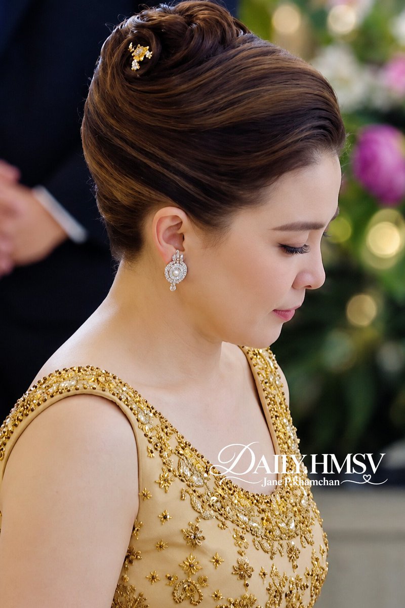 praphatsonkham1's tweet photo. ฉลองพระองค์ชุดไทยดุสิตสีทอง
ถวายงานออกแบบและตัดเย็บโดยห้องเสื้อชั้นนำของไทยอย่าง ห้องเสื้อพิจิตรา ตัวเสื้อลักษณะคอกลมกว้าง แขนกุด ตัวผ้าปักประดับลว��ลายด้วยดิ้นทองและลูกปัดอย่างวิจิตรบรรจง สะท้อนถึงอัตลักษณ์และภูมิปัญญาอันประณีตของศิลปวัฒนธรรมไทยสู่สายตาอารยประเทศได้อย่างสง่างาม https://t.co/YzxlkxWGwO