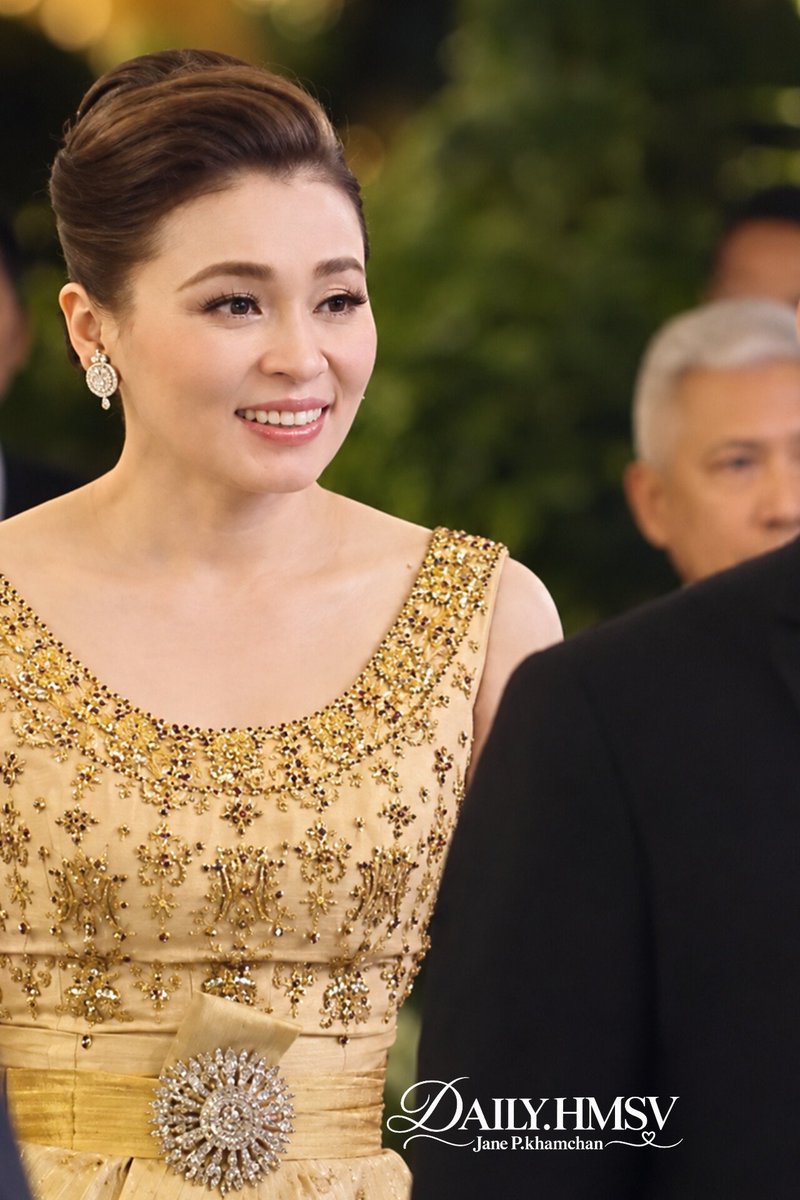 praphatsonkham1's tweet photo. ฉลองพระองค์ชุดไทยดุสิตสีทอง
ถวายงานออกแบบและตัดเย็บโดยห้องเสื้อชั้นนำของไทยอย่าง ห้องเสื้อพิจิตรา ตัวเสื้อลักษณะคอกลมกว้าง แขนกุด ตัวผ้าปักประดับลว��ลายด้วยดิ้นทองและลูกปัดอย่างวิจิตรบรรจง สะท้อนถึงอัตลักษณ์และภูมิปัญญาอันประณีตของศิลปวัฒนธรรมไทยสู่สายตาอารยประเทศได้อย่างสง่างาม https://t.co/YzxlkxWGwO