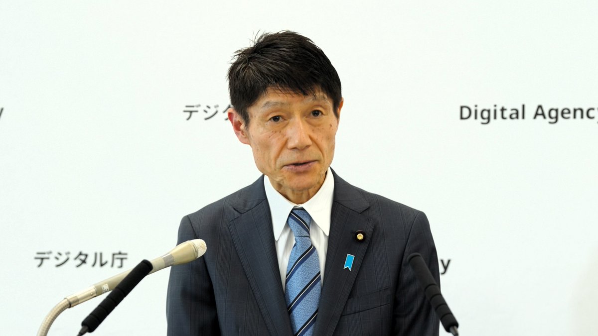 記者会見を行う古川大臣