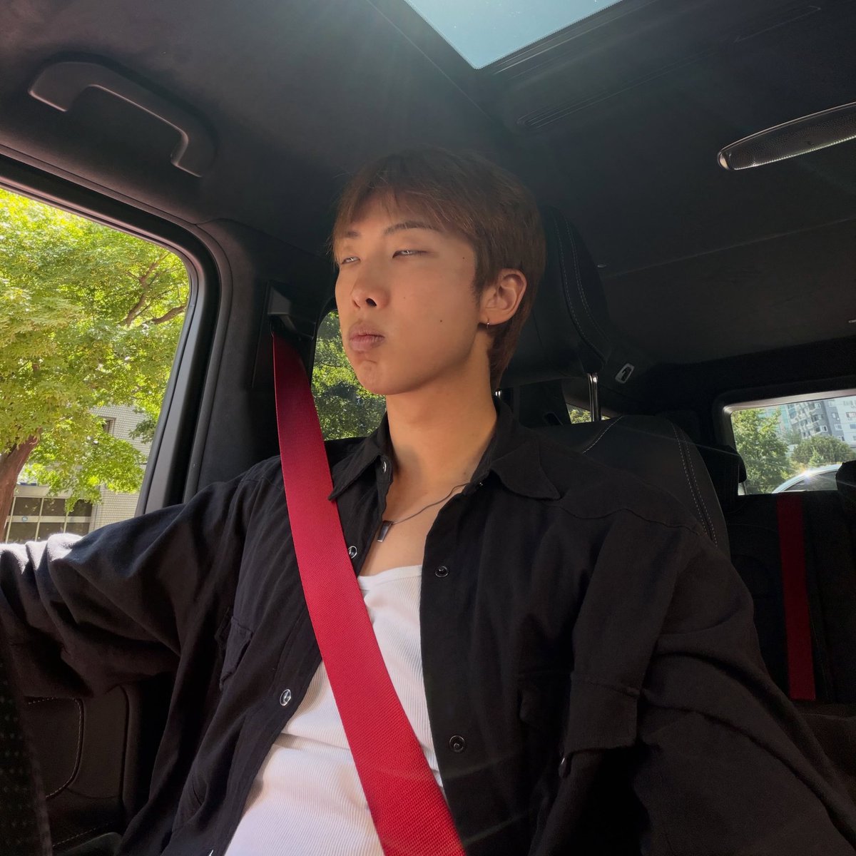 RM_TeamIna's tweet photo. Rkive Instagram Update

Pelawak itu muncul lagi guys~🤣🤣🤣
Dia tau dia tamvan, jadi dia DGAF . 💙💙

#RM #방탄소년단RM #김남준 https://t.co/iXF3lJx5dk