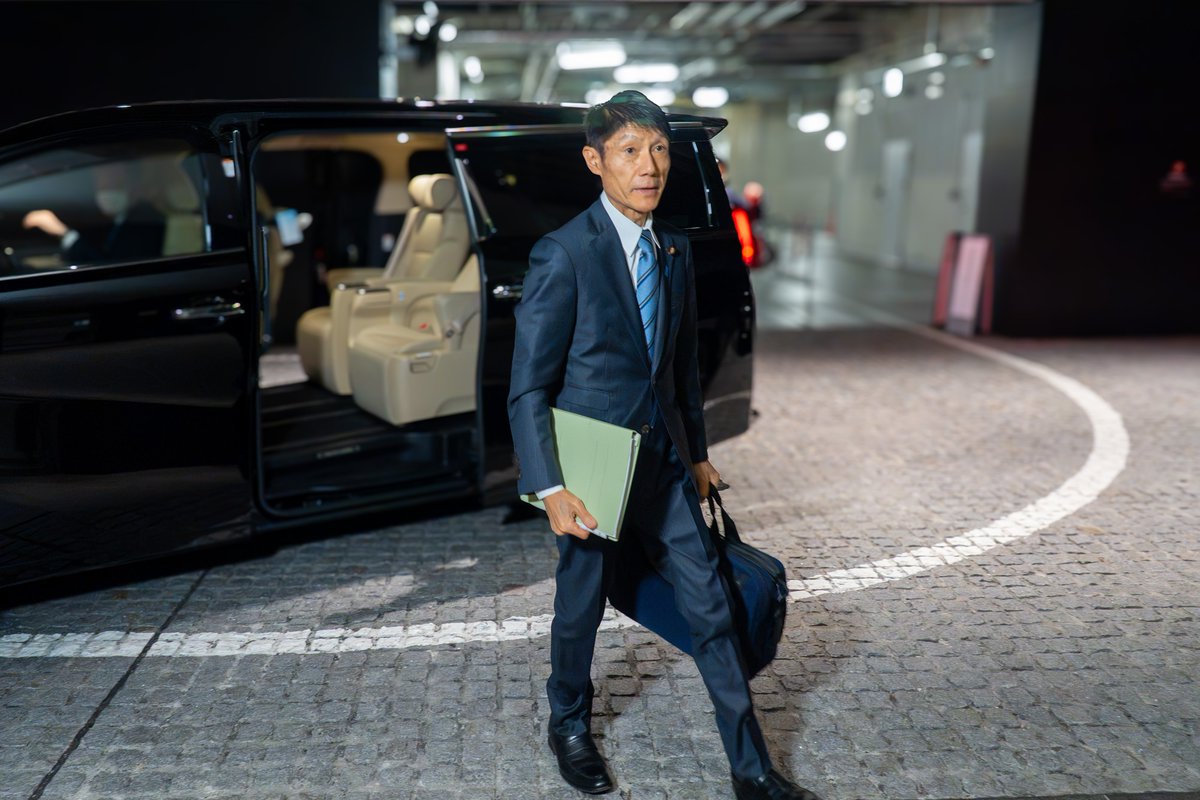 古川大臣が車から降り、デジタル庁へ初登庁する様子