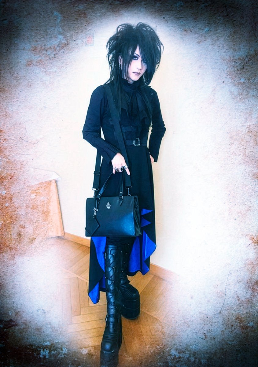 M_d_M_official's tweet photo. ✞ 燭台2wayバッグ(本革)✞

初期型を持ってるけど、新たに登場した「本革」はいいね†

色々入るし凄く使いやすい
ショルダーになるのも良いしね

私肩への負担減らすため太めのストラップに変更してます†
結構心配性でバッテリー数種類など色々入れちゃって���ッグ重くなりがちのO型です†

Mana https://t.co/jqx4gBpXks