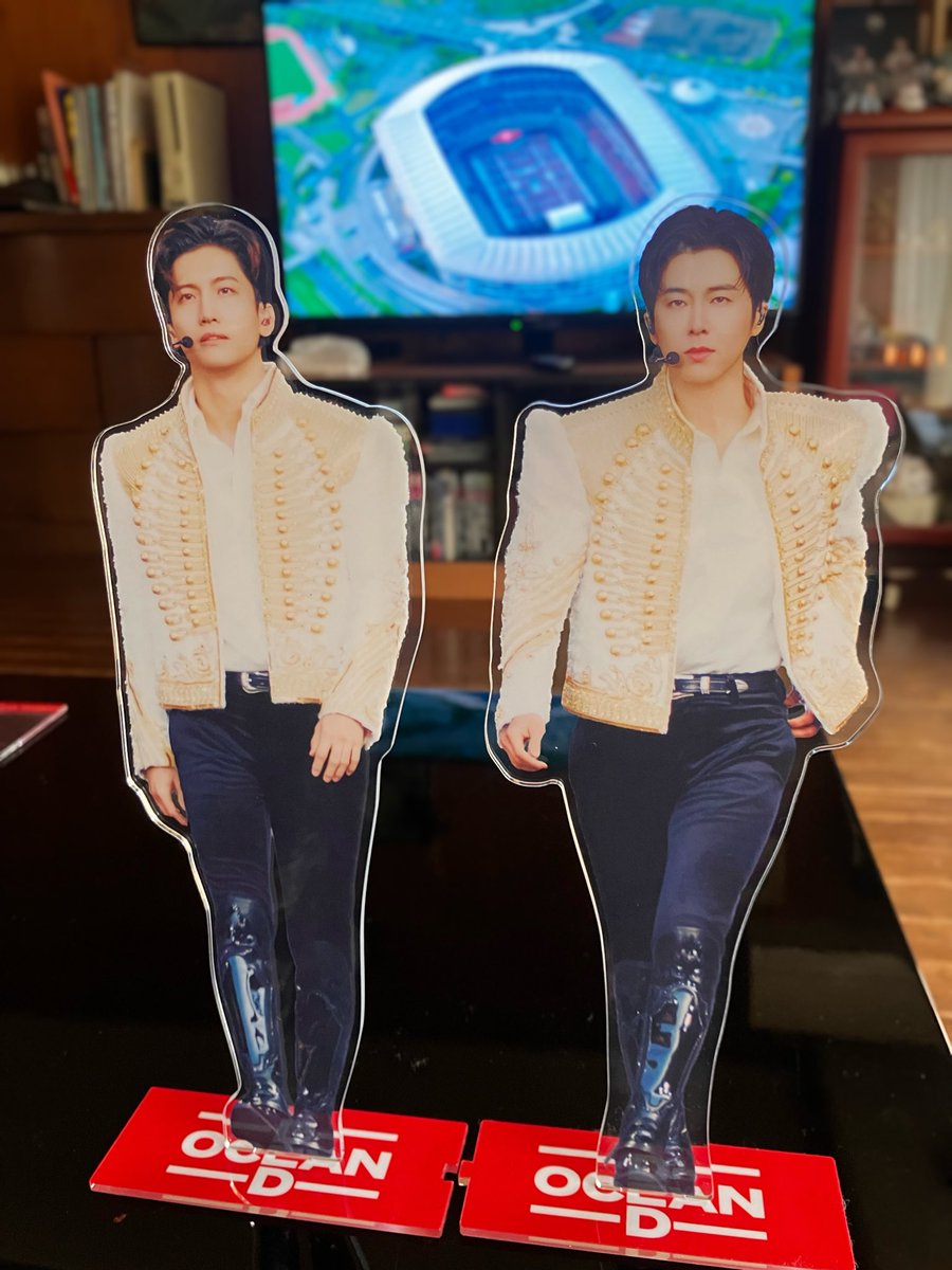 usagisakura77's tweet photo. RED OCEAN届いた🙌
巨大アクスタ足元合体して2人仲良く❤️❤️

#東方神起 #REDOCEAN #日産スタジアム https://t.co/pStA4cWVXN