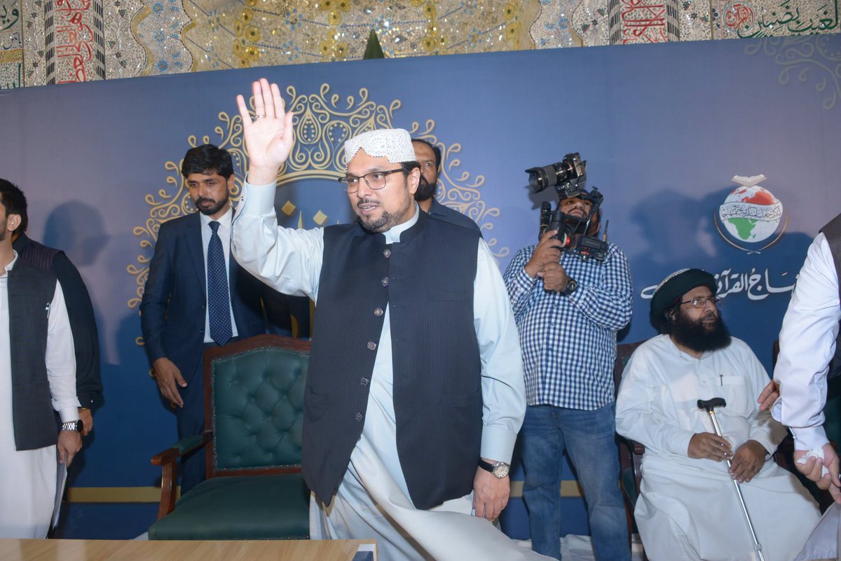 DrHussainQadri's tweet photo. Prof. Dr. Hussain Mohi-ud-Din Qadri, President Minhaj-ul-Quran International, received a warm and enthusiastic welcome from workers upon his arrival at Jamia Rehmania Karachi for the Milad Conference. He responded to the welcoming slogans by waving to the gathering.

#DrHussainQadri #PresidentMQI #MiladConference #JamiaRehmania #Karachi