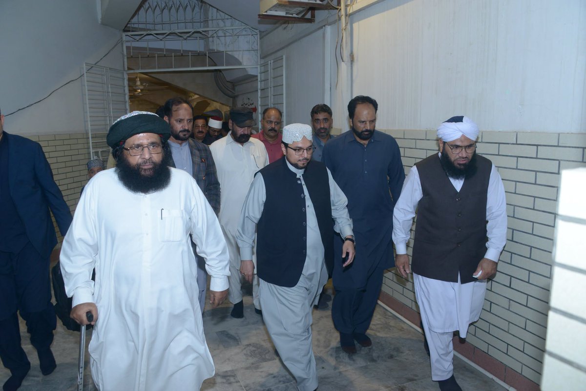 DrHussainQadri's tweet photo. Prof. Dr. Hussain Mohi-ud-Din Qadri, President Minhaj-ul-Quran International, received a warm and enthusiastic welcome from workers upon his arrival at Jamia Rehmania Karachi for the Milad Conference. He responded to the welcoming slogans by waving to the gathering.

#DrHussainQadri #PresidentMQI #MiladConference #JamiaRehmania #Karachi
