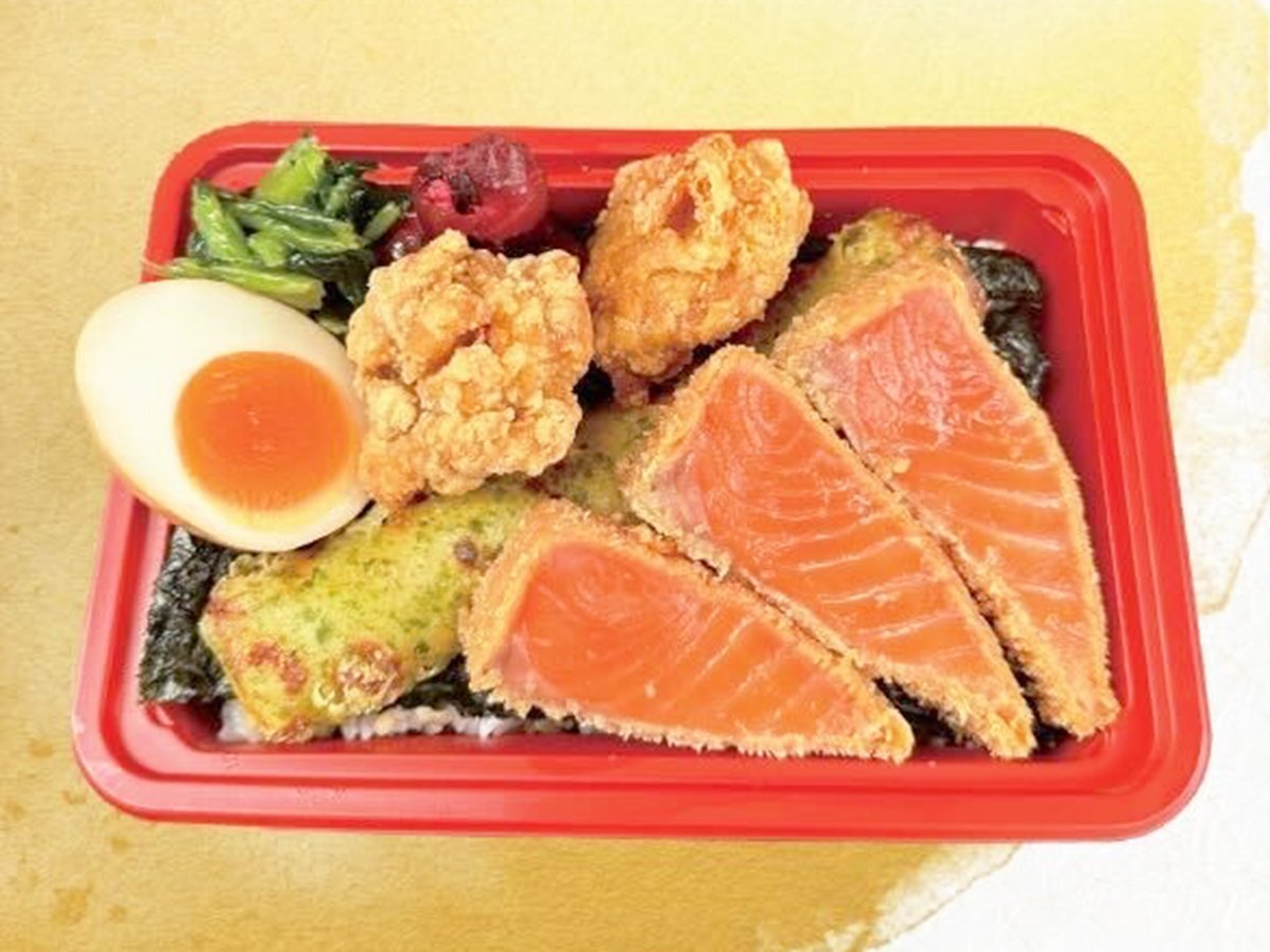 cda_catering's tweet photo. トリコロールランドのご紹介！  

前シーズンも大きな反響を呼んだ、市場から直接買い付けた美味しい魚料理を提供するキッチンカー「炊き立て海苔弁むら川」さん！

特製出汁醤油のサーモンレアカツ、大ぶりな唐揚げ、自家製タルタルの鯵フライなど、こだわりが詰まった贅沢な海苔弁当を取り揃えております。

こちらの圧倒的1番人気は「サーモンのレアカツ海苔弁」！

ほんのりピンク色に残ったサーモンを衣で包んで揚げています！

サクサクとした食感とジューシーな味わいが絶妙にマッチ！これは食べずにはいられない！

#マリノススタグル