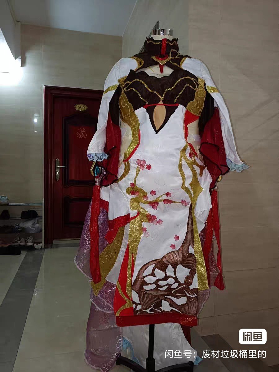 lly4514's tweet photo. 捡漏买到了月下的cos服，这个衣服的料子还挺不错的，就是上面的闪粉在我胳膊上粘得到处都是
#崩坏三 #德丽莎 #miHoYo https://t.co/uCcQimYYEZ