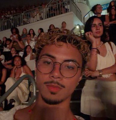 andytweetea's tweet photo. #NewProfilePic me and sister viendo a Rosalía @Manipulativetop https://t.co/KVGxMB8V2W