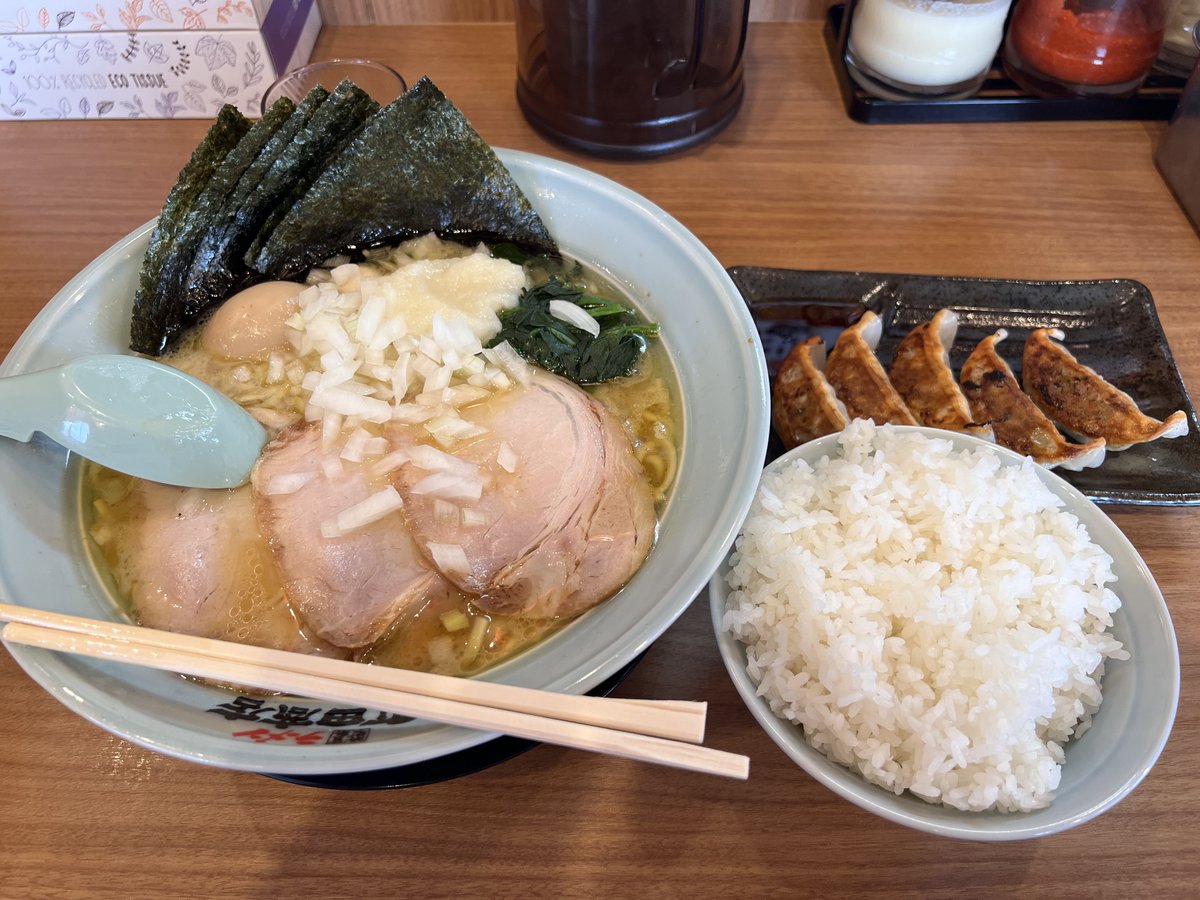 003_REC's tweet photo. #雪民食堂
#雪民ラーメン同好会
久々の家系ラーメン！！
大盛りにご飯に餃子！！ https://t.co/8bi9BQzjZN