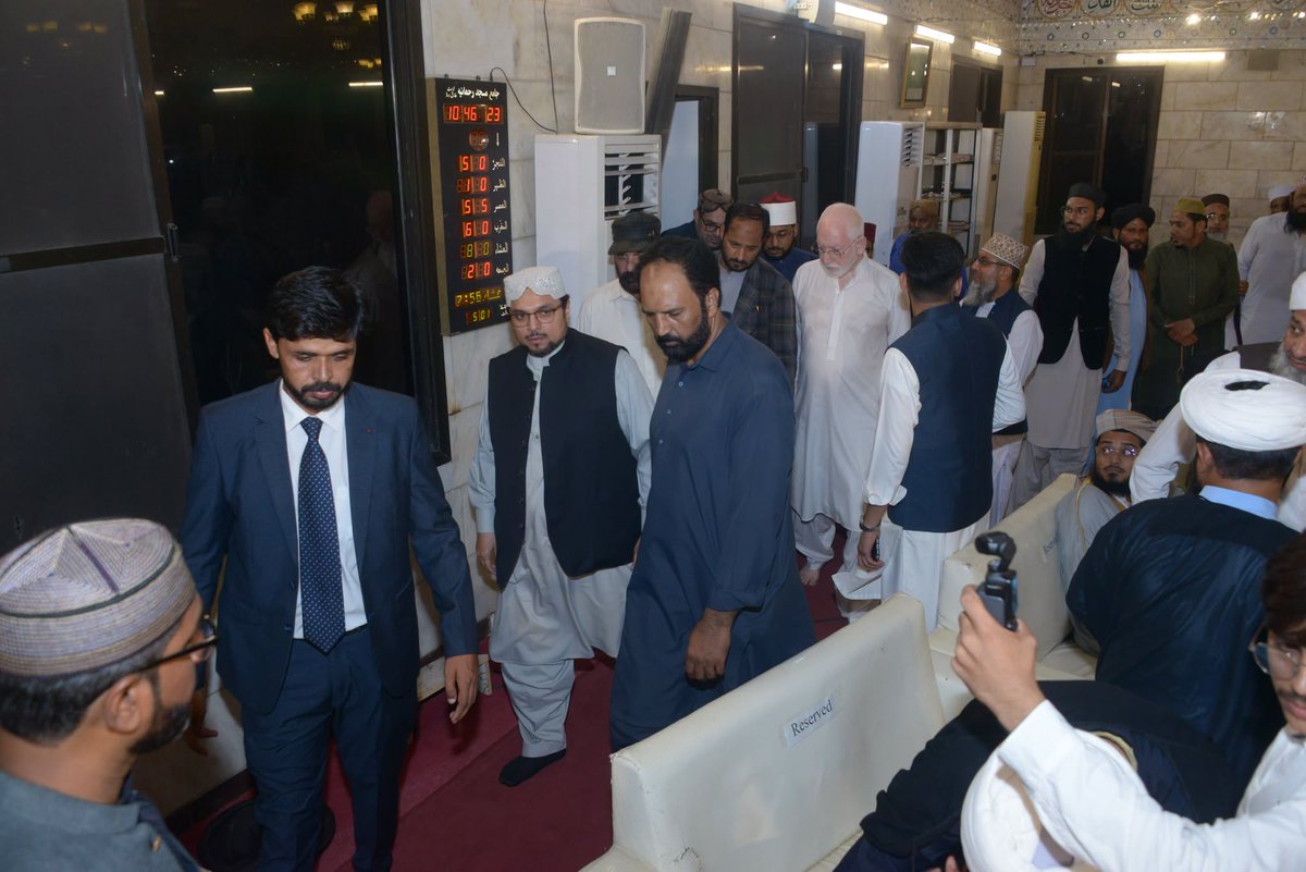 DrHussainQadri's tweet photo. Prof. Dr. Hussain Mohi-ud-Din Qadri, President Minhaj-ul-Quran International, received a warm and enthusiastic welcome from workers upon his arrival at Jamia Rehmania Karachi for the Milad Conference. He responded to the welcoming slogans by waving to the gathering.

#DrHussainQadri #PresidentMQI #MiladConference #JamiaRehmania #Karachi